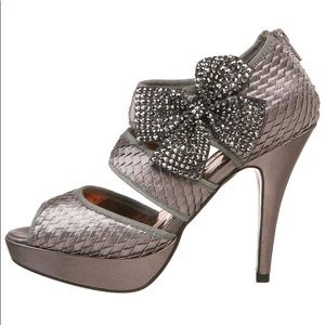 Poetic License Miseltoe kisses sandals Like new